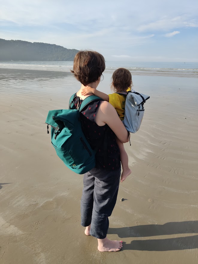 Michaela Frei Barbosa und ihre kleine Tochter schauen aufs Meer