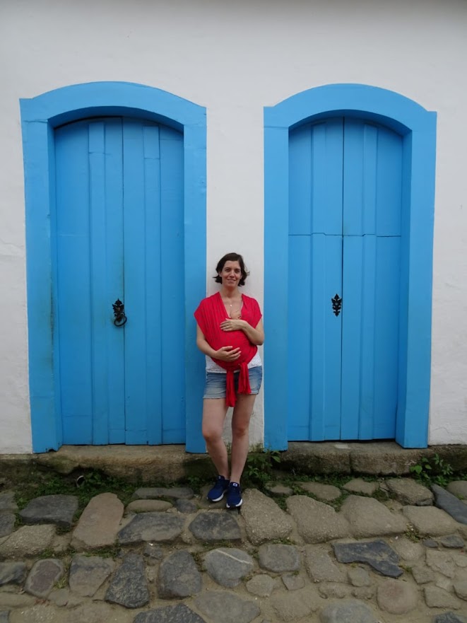 Michaela vor einem alten Haus mit ihrer kleinen Tochter